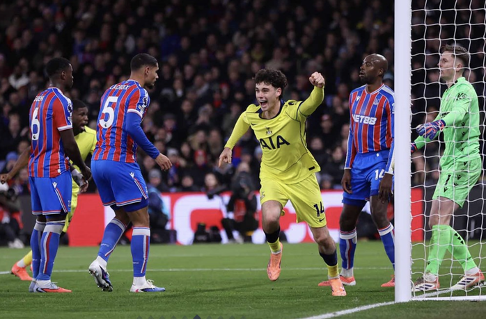 Tânăra stea strălucește, Tottenham a învins la limită Crystal Palace - Foto 5.