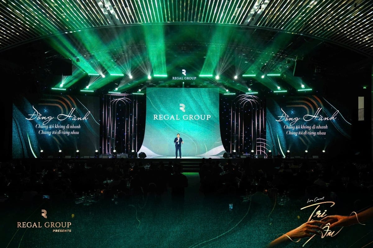 Il signor Tran Ngoc Thai, vicedirettore generale del Gruppo Regal, ha condiviso le sue riflessioni durante l'evento. Foto: Gruppo Regal. Ông Trần Ngọc Thái, Phó Tổng giám đốc Regal Group chia sẻ tại sự kiện. Ảnh: Regal Group.