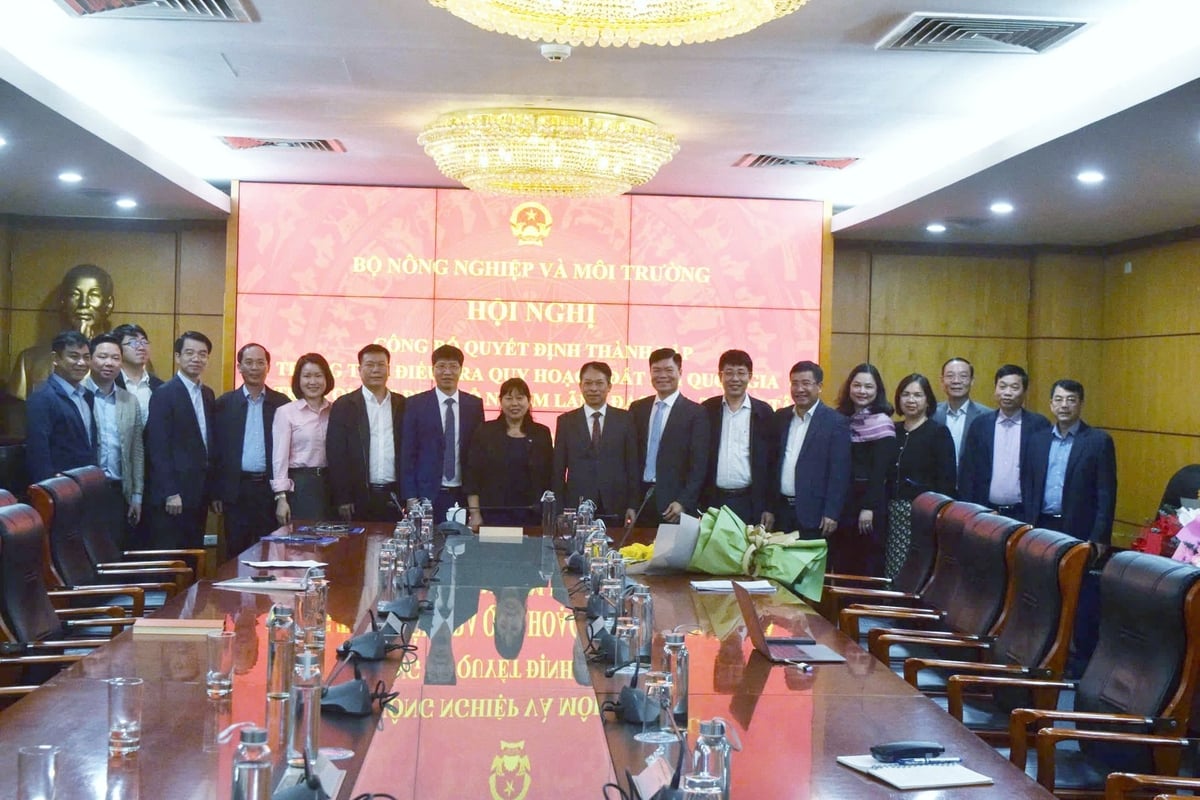 Thứ trưởng Nguyễn Thih Phương Hoa cùng lãnh đạo các đơn vị trực thuộc Bộ chúc mừng Trung tâm. Ảnh: Trường Giang.