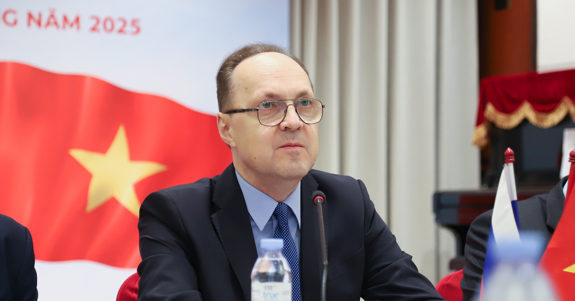 Vietnamese and Russian leaders have extended invitations for each other ...