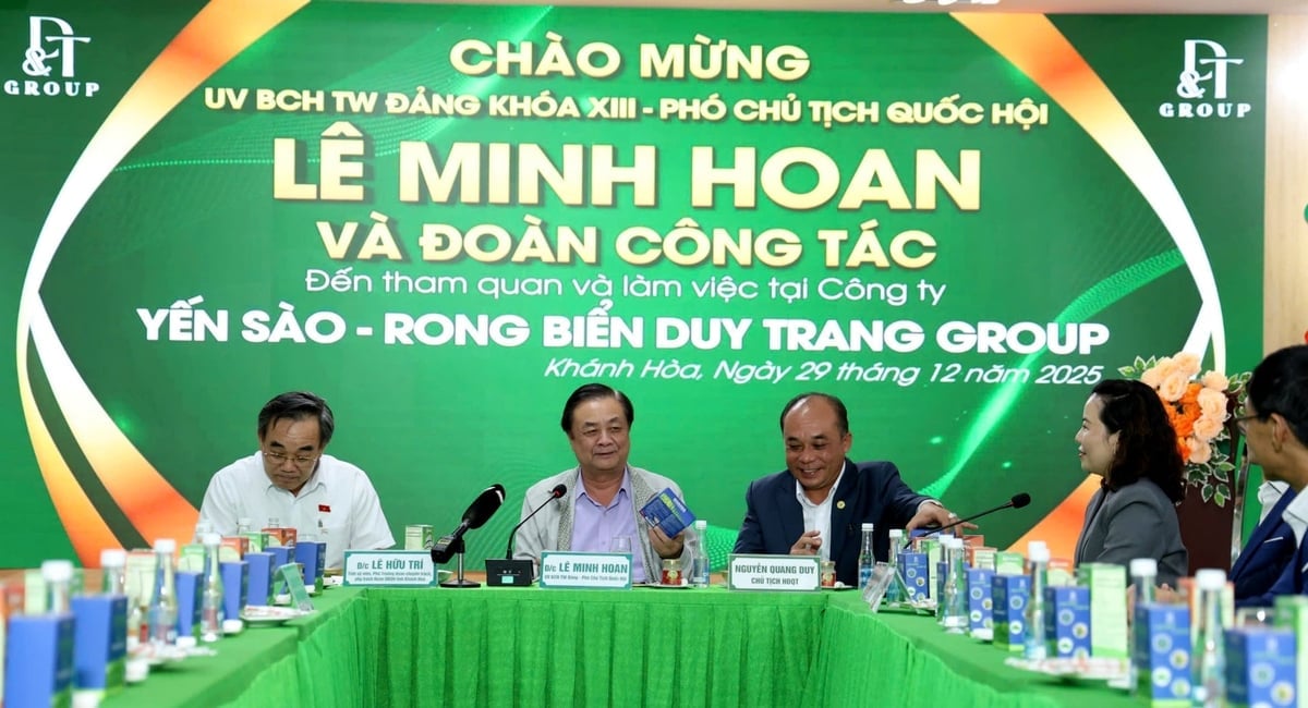 Phó Chủ tịch Quốc hội Lê Minh Hoan vui mừng khi DT Group đa dạng hóa sản phẩm chế biến từ rong nho. Ảnh: KS.