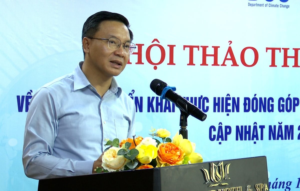 Il signor Le Ngoc Tuan, vicedirettore del Dipartimento per il cambiamento climatico, ha fornito informazioni sugli aggiornamenti relativi ai contributi determinati a livello nazionale (NDC) del Vietnam. Foto: Khanh Ly. Ông Lê Ngọc Tuấn, Phó Cục trưởng Cục Biến đổi khí hậu thông tin về các lần cập nhật NDC của Việt Nam. Ảnh: Khánh Ly.