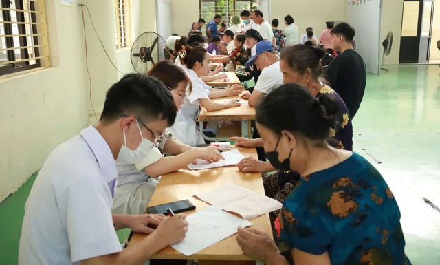 Khám sức khỏe định kỳ miễn phí cho nhóm ưu tiên - Ảnh 1.