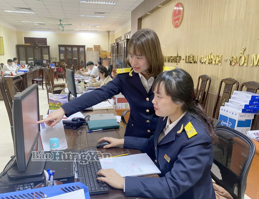 Công chức Thuế tỉnh Hưng Yên thực hiện cập nhật rà soát, chuẩn hóa mã số thuế cá nhân.