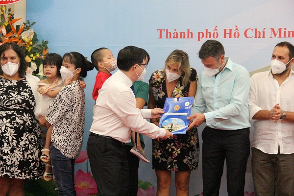 Phát triển của trẻ em Việt Nam được cho làm con nuôi nước ngoài và bảo ...