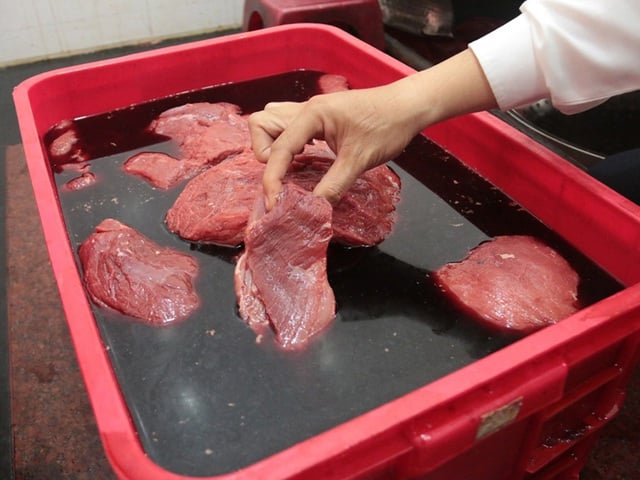 Thịt tẩm hóa chất: Bác sĩ chỉ cách mua thịt và chế biến sao cho an toàn - Ảnh 1.