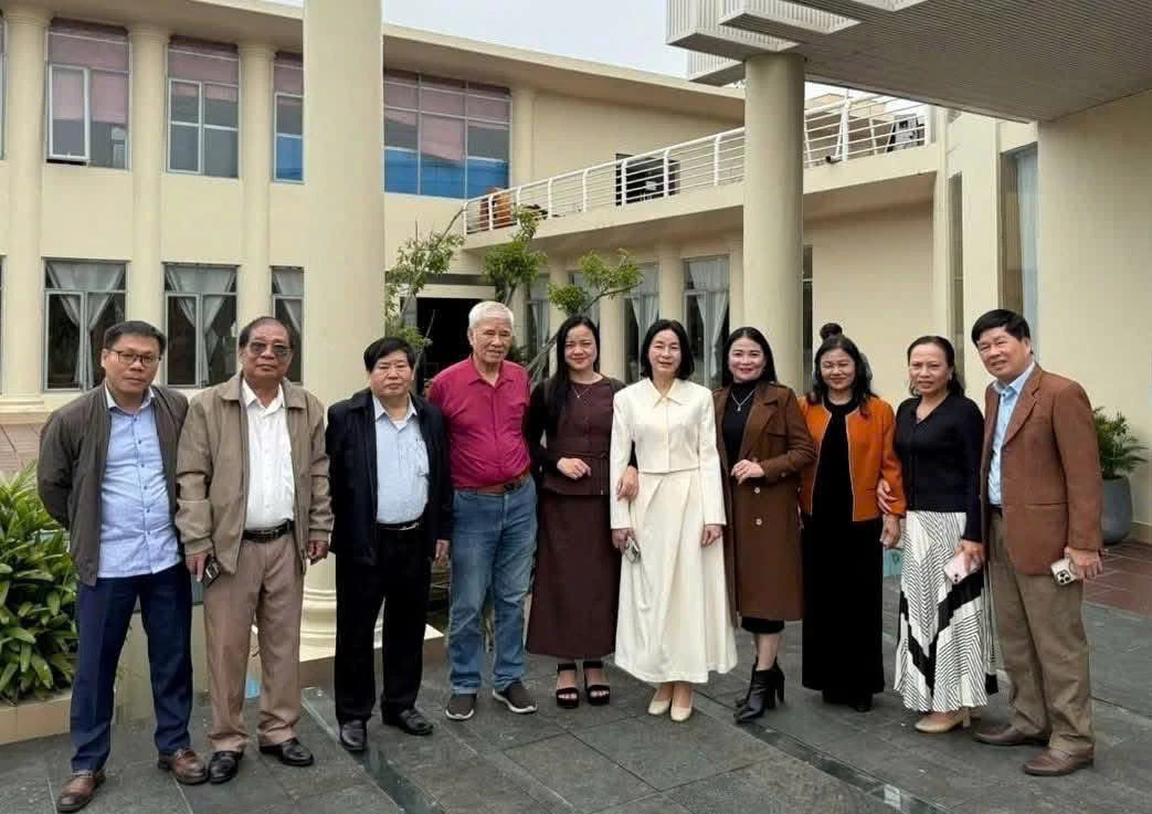 Một trong những hoạt động được Phân hội Văn học chú trọng là tổ chức các cuộc gặp gỡ, chia sẻ kinh nghiệm sáng tác cho hội viên&nbsp;- Ảnh: Nh.V
