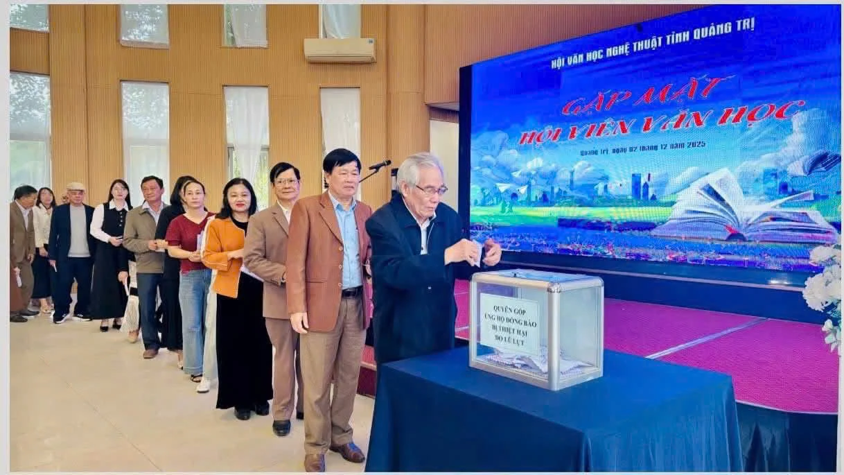 Hội viên Phân hội Văn học quyên góp ủng hộ đồng bào bị thiệt hại do bão, lũ&nbsp;- Ảnh: Nh.V