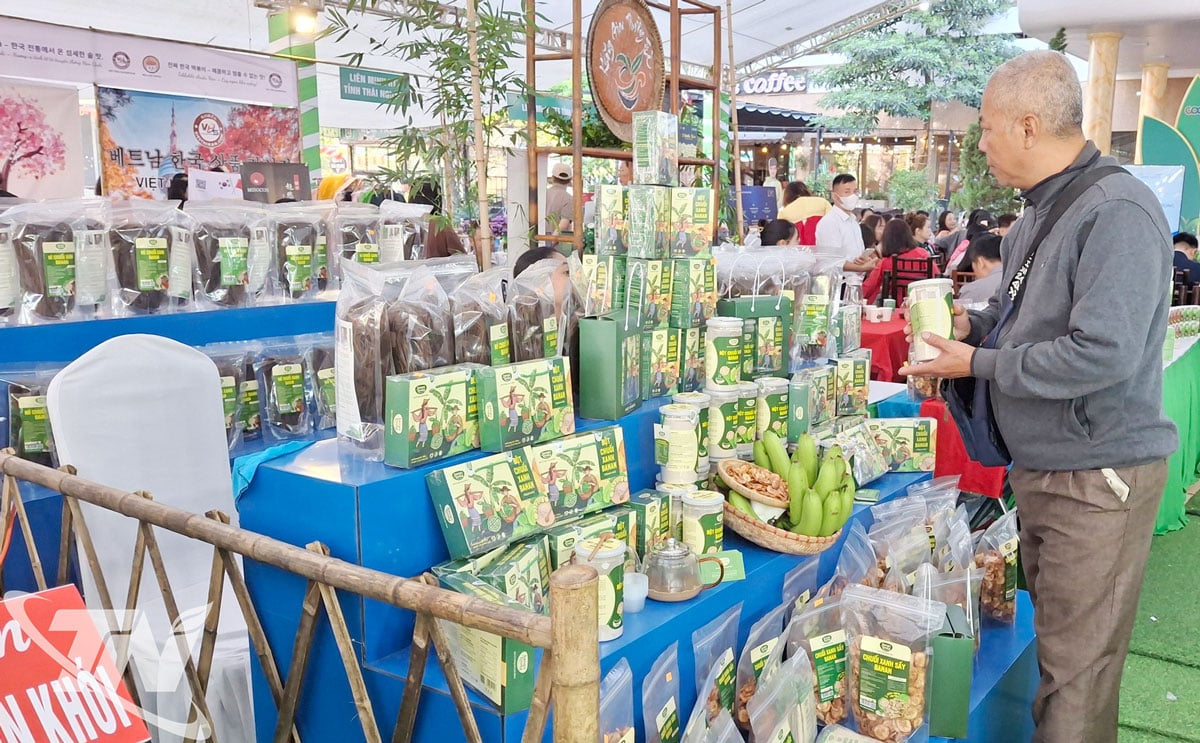 Agricultural products from Thai Nguyen are being sold through diverse channels, ranging from trade fairs to social media platforms and e-commerce marketplaces.