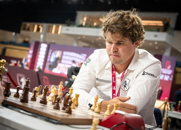 Carlsen đập bàn tức giận, thua sốc vì làm rơi quân cờ - Ảnh 1.
