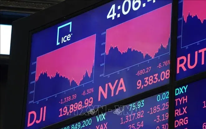 I mercati azionari statunitensi sono scesi mentre gli investitori attendevano con cautela la pubblicazione del verbale della riunione della Fed. Thị trường chứng khoán Mỹ giảm điểm, nhà đầu tư thận trọng chờ đợi biên bản họp của Fed