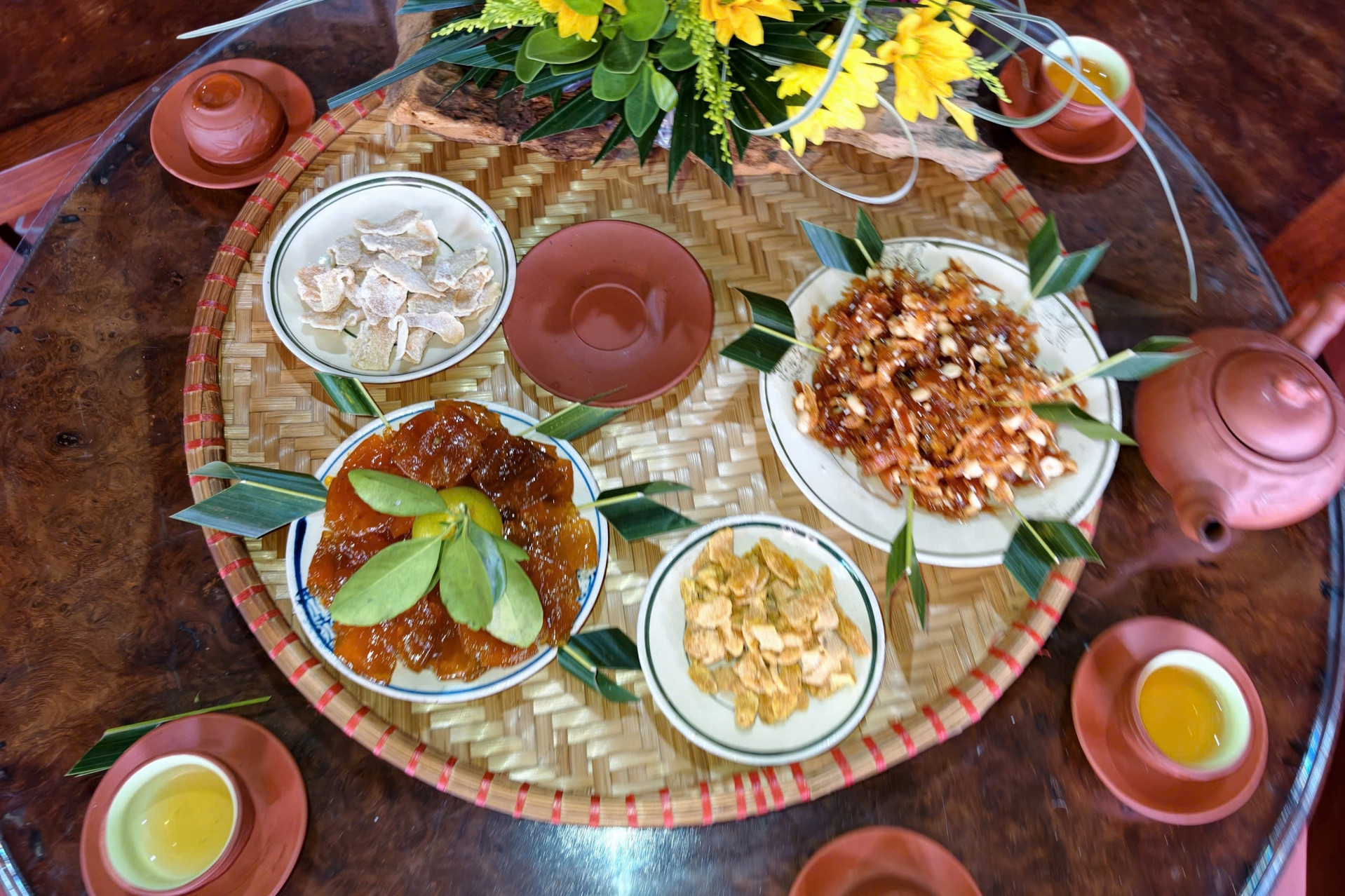 https://static-images.vnncdn.net/vps_images_publish/000001/000003/2025/12/30/ve-lang-du-lich-moi-ra-mat-o-vinh-long-du-khach-duoc-lam-vuon-nhat-trung-2352.jpg