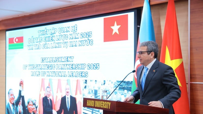 L'ambasciatore Shovgi Mehdizada illustra le relazioni bilaterali tra l'Azerbaigian e il Vietnam. (Foto: Ambasciata dell'Azerbaigian in Vietnam)