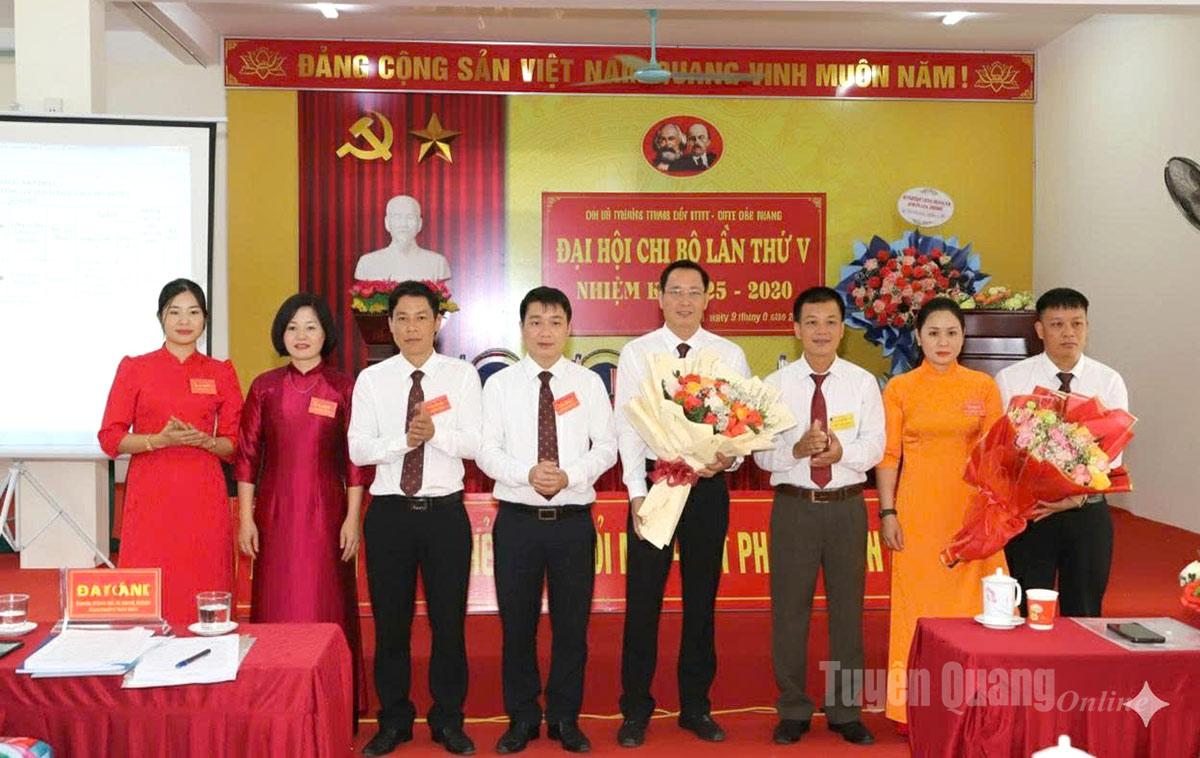 Bac Quang beldesinin ileri gelenleri, okulun parti şubesinin parti komitesini tebrik etmek için çiçekler sundu.