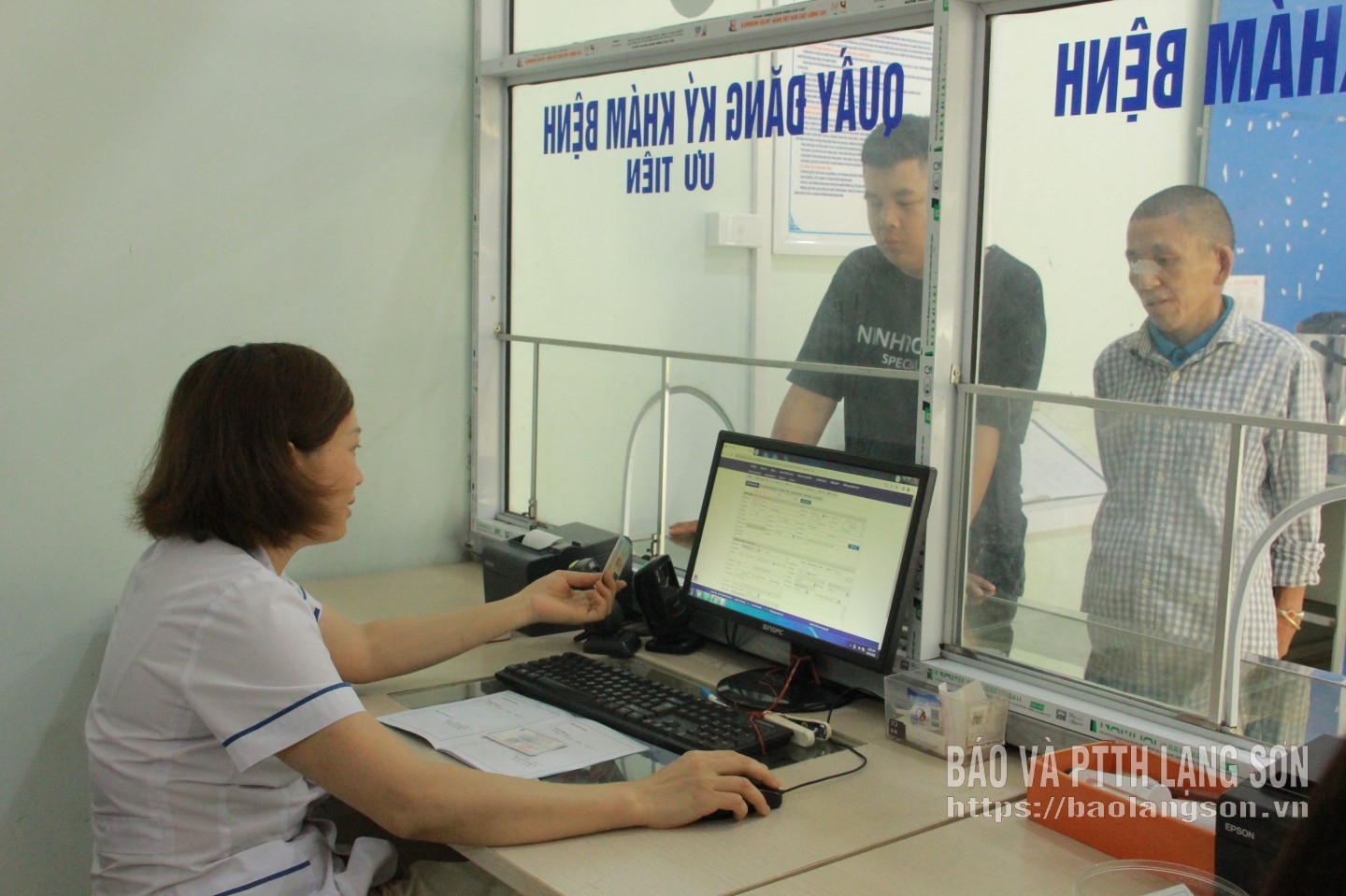 Personalul de la Centrul Regional de Sănătate Binh Gia scanează cărți de identitate pentru a procesa examenele medicale și tratamentul rezidenților.