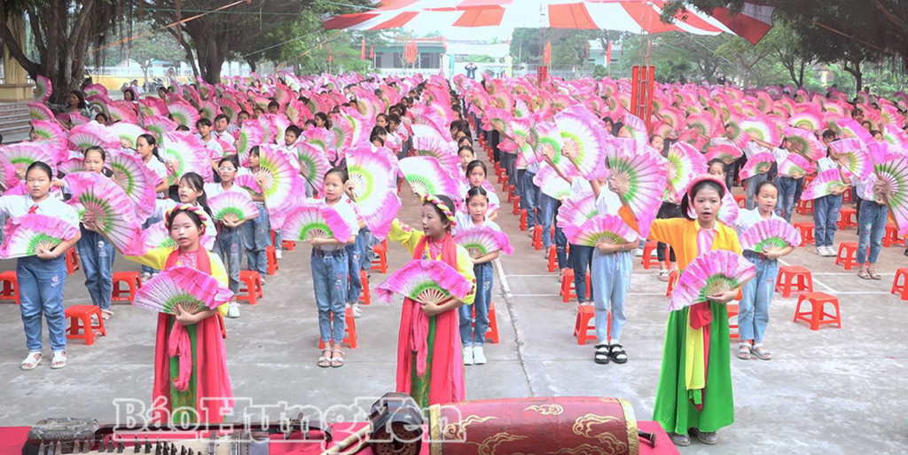 Đồng diễn múa hát chèo tại Trường Tiểu học An Vinh (xã Quỳnh An).