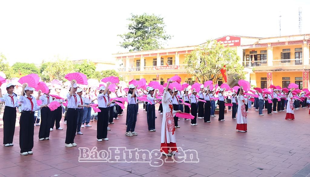 Đồng diễn múa, hát chèo tại Trường Tiểu học và THCS Quang Minh (xã Kiến Xương).
