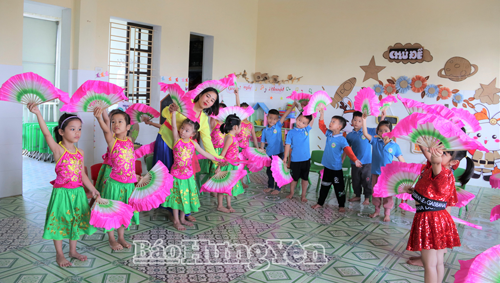 Cô và trò Trường Mầm non Bình Minh (xã Kiến Xương) tập múa, hát chèo.