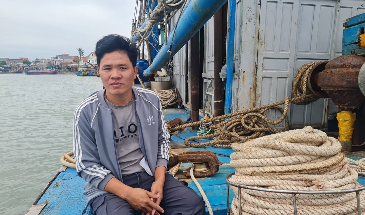 Chủ tàu Trần Đình Luận âu lo khi tàu cá ra vào cảng không thông suốt. Ảnh: Việt Khánh. 