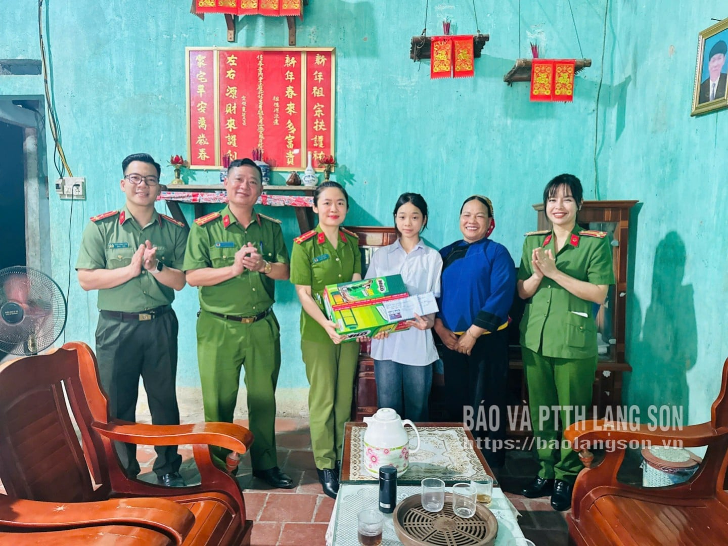 Nguyên lãnh đạo, cán bộ, chiến sĩ thuộc Công an huyện Cao Lộc cũ trao quà và kinh phí hỗ trợ cho em Vi Thanh Tâm và Vi Quỳnh Như, phường Đông Kinh