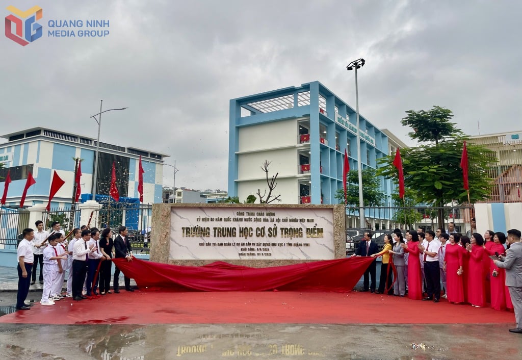 Cerimonia di inaugurazione con taglio del nastro e scoperta della targa per il progetto della Key Secondary School, settembre 2025.