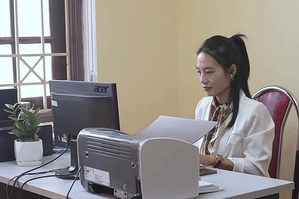 BTV Lê Thị Thu trước buổi phát thanh trên hệ thống loa xã. Ảnh: Linh Linh.