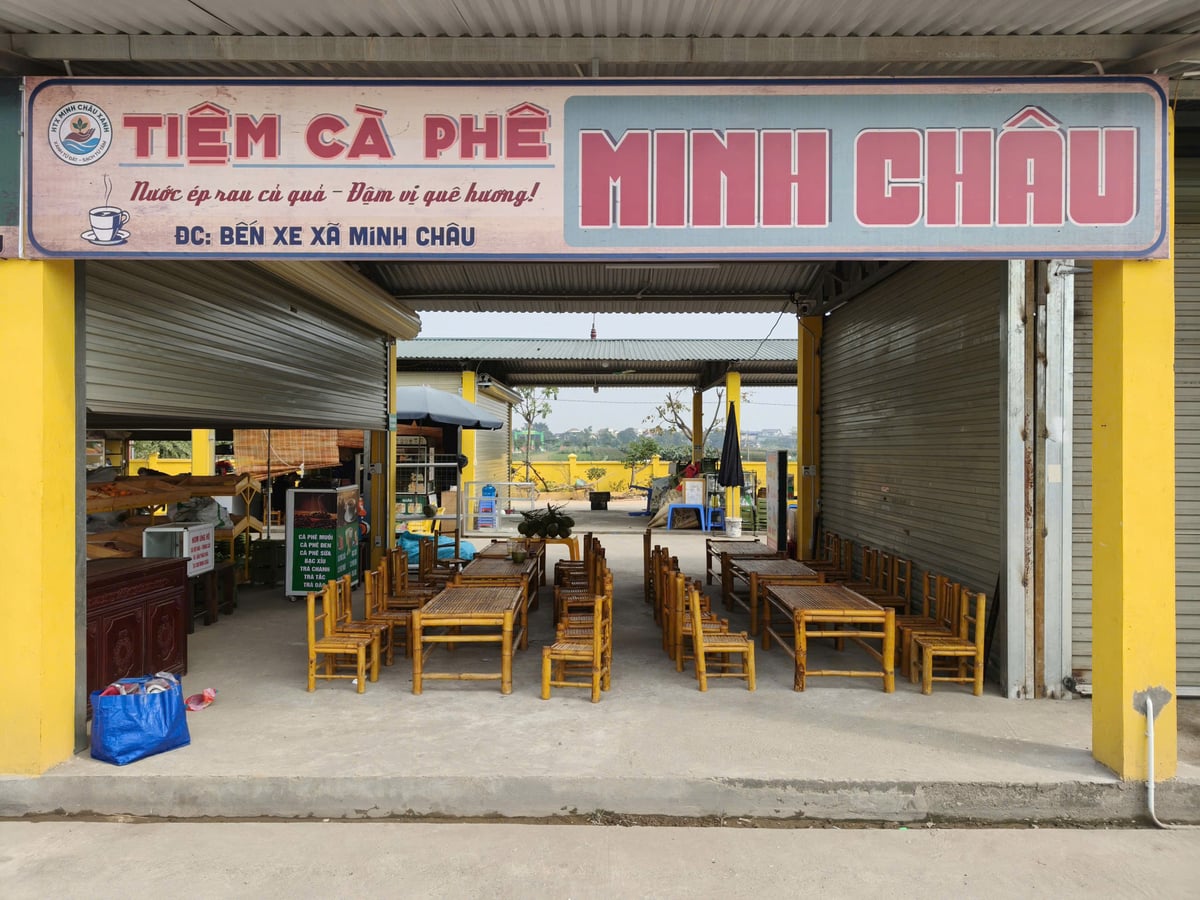 Điểm cung cấp dịch vụ, đồ ăn tại khu vực bến xe xã Minh Châu. Ảnh: Bảo Thắng.