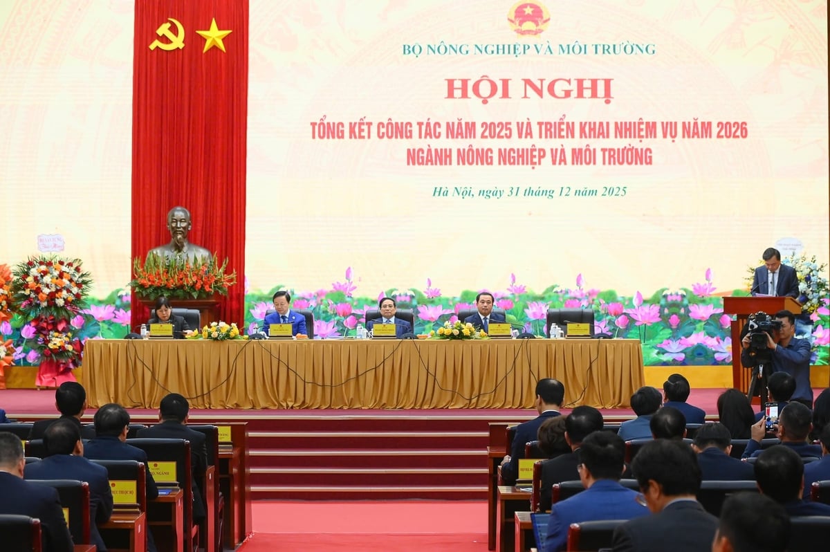 Lãnh đạo Chính phủ và lãnh đạo Bộ Nông nghiệp và Môi trường chủ trì Hội nghị. Ảnh: Tùng Đinh.