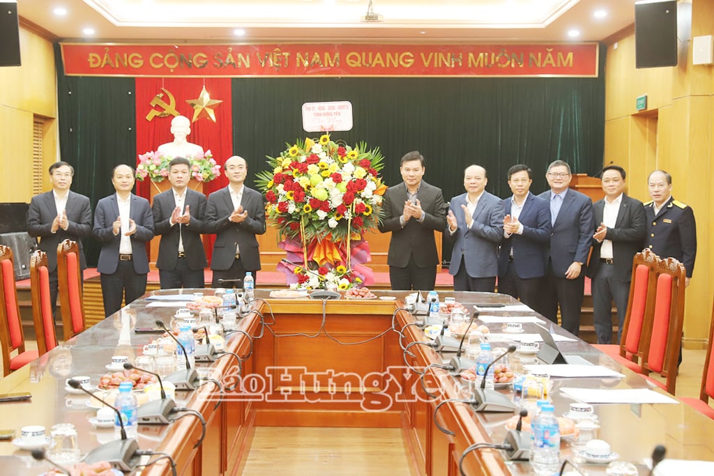 I leader provinciali hanno offerto le loro congratulazioni presso la filiale regionale n. 12 della Banca di Stato del Vietnam.