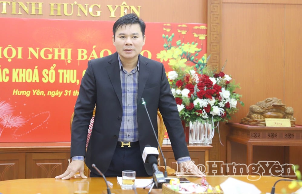 Il compagno Nguyen Le Huy, membro del Comitato permanente del Comitato provinciale del partito e vicepresidente permanente del Comitato popolare provinciale, interviene al Ministero delle Finanze. (Foto ritagliata, il signor Giang è stato omesso)