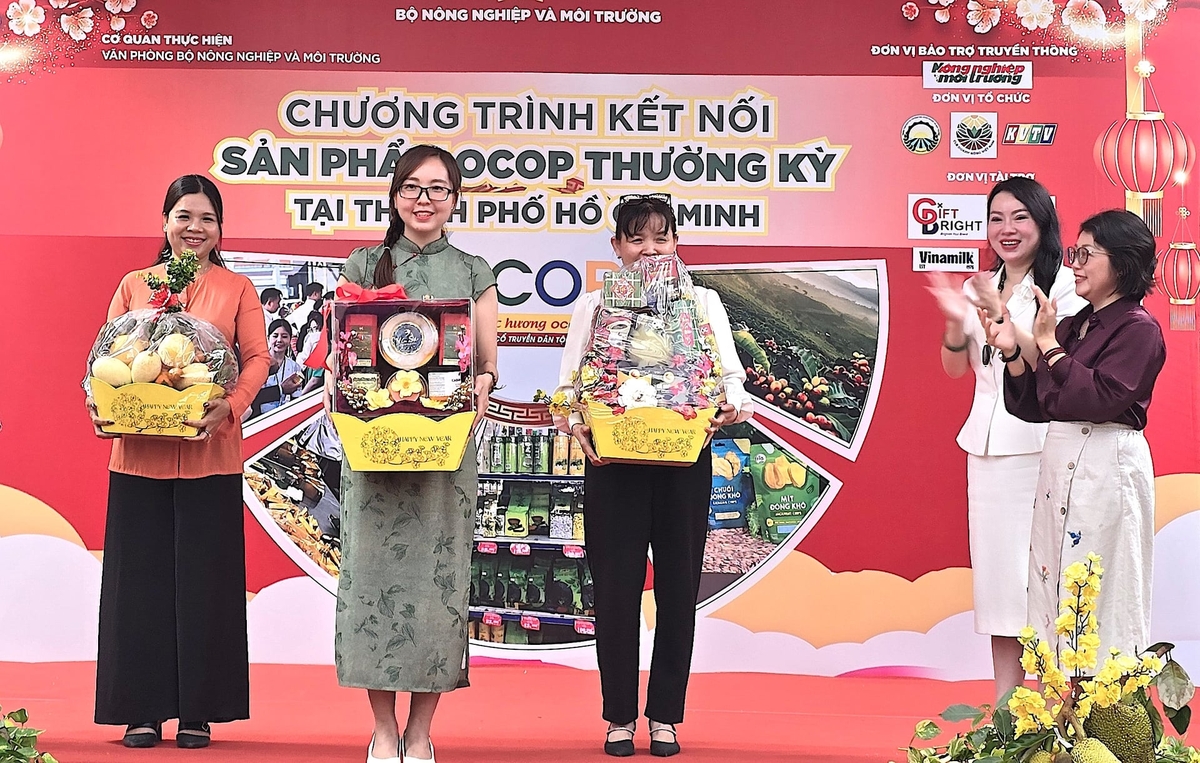 Drei Standbesitzer wurden auf der Messe für die schönsten Geschenkverpackungen ausgezeichnet. Foto: Hong Thuy. 3 chủ gian hàng nhận giải gói quà đẹp nhất tại hội chợ. Ảnh: Hồng Thủy.