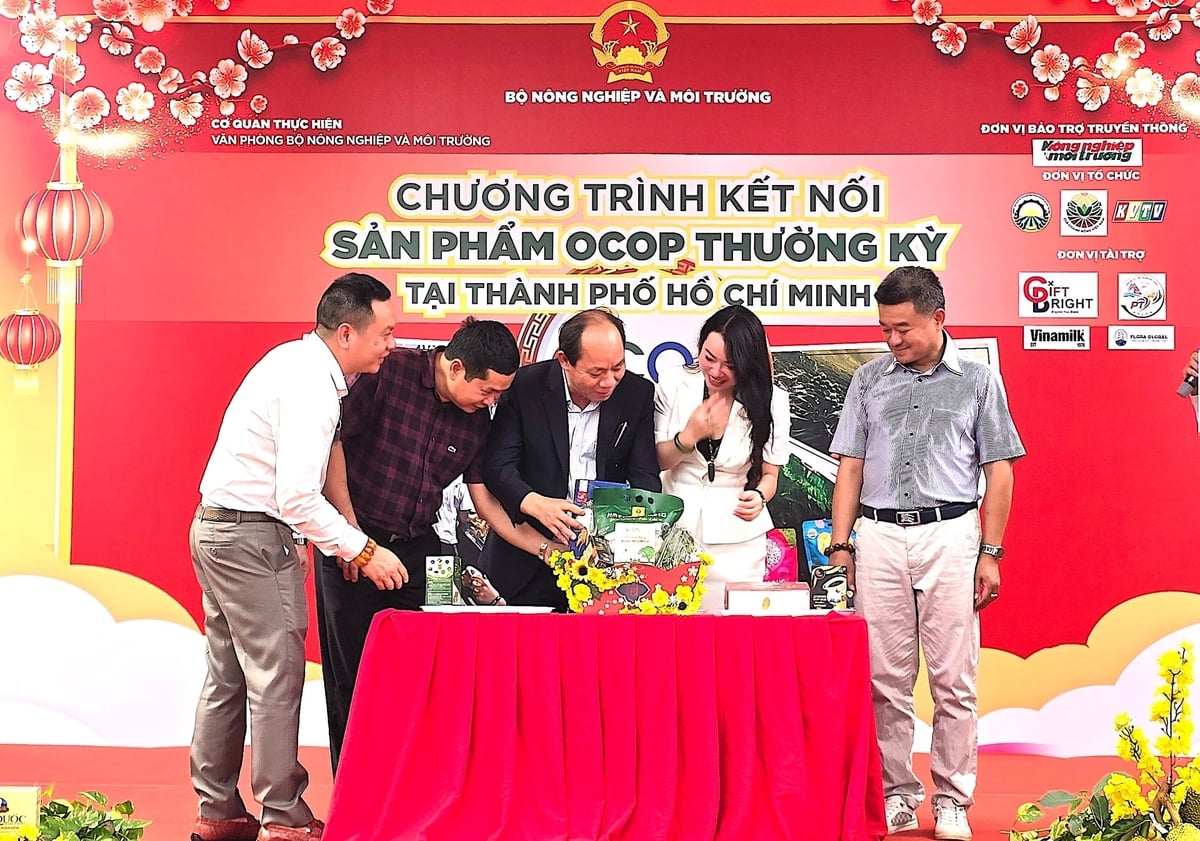 Herr Le Viet Binh, stellvertretender Leiter des Büros des Ministeriums für Landwirtschaft und Umwelt für die Südregion, arrangiert zusammen mit Vertretern des Organisationskomitees symbolische Geschenkkörbe für die Abschlusszeremonie. Foto: Hong Thuy. Ông Lê Viết Bình, Phó Chánh Văn phòng Bộ Nông nghiệp và Môi trường phụ trách phía Nam cùng đại diện ban tổ chức xếp giỏ quà tượng trưng lễ bế mạc. Ảnh: Hồng Thủy.
