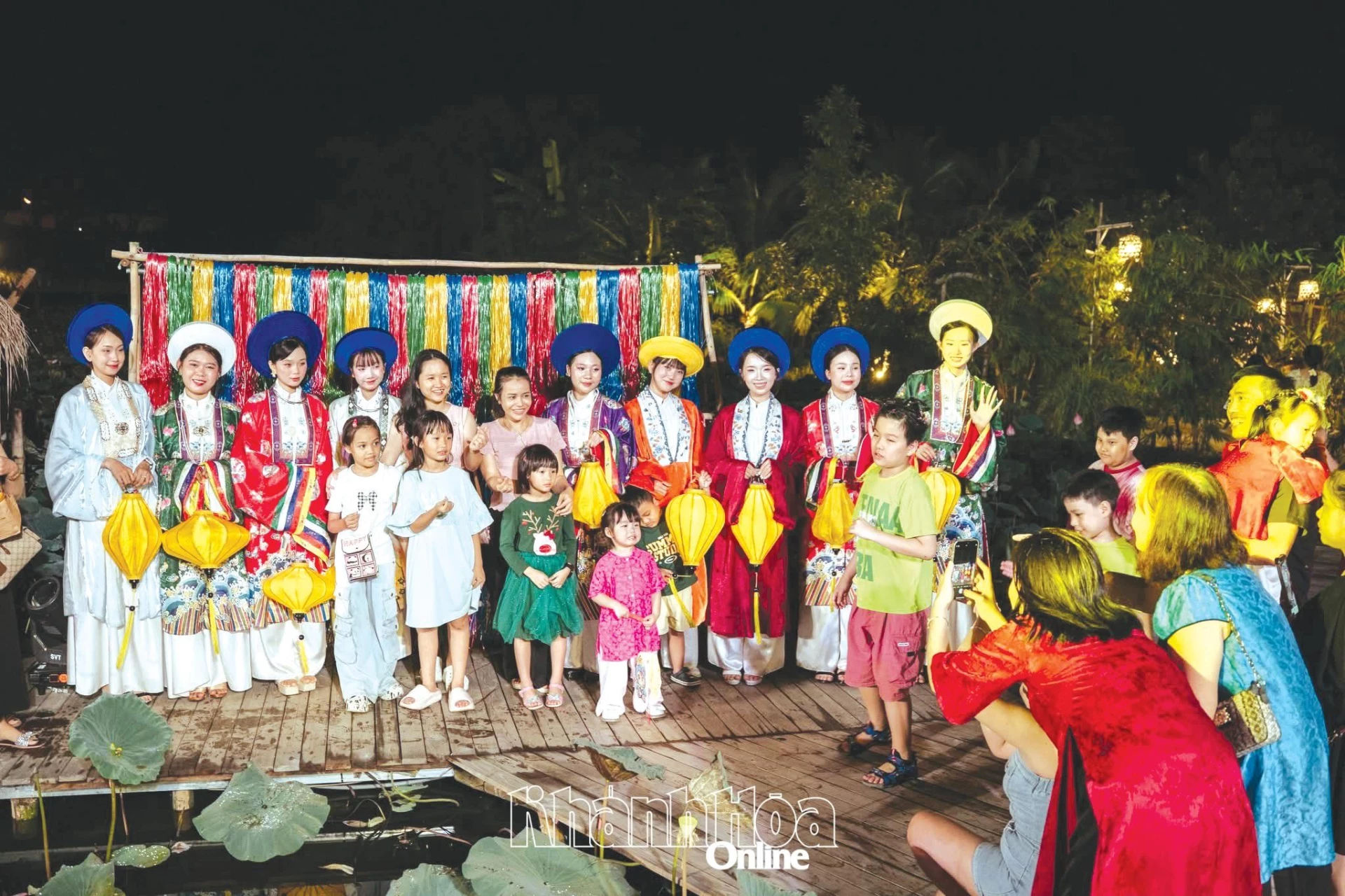 În Khanh Hoa, turiștii pot vizita, face fotografii și participa la activități culturale.